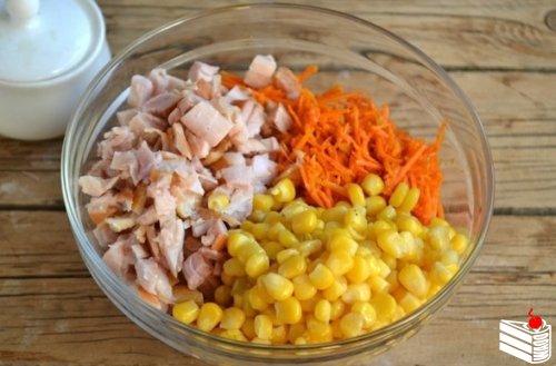 Салат с корейской морковкой и копченой курицей.
