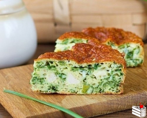 Безумно вкусно-нежный пирог с зеленым луком, курицей и сырной корочкой.