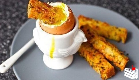 Английский завтрак - яйцо в мешочек с гренками