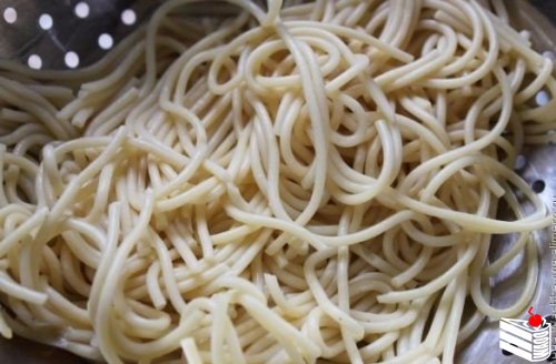 Спагетти с курицей в сливочном соусе.