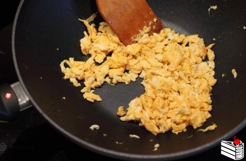 Глазированные куриные голени и жареный рис с яйцом по-кантонски.