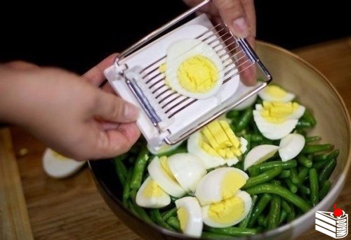 Салат из зеленой фасоли с яйцами.