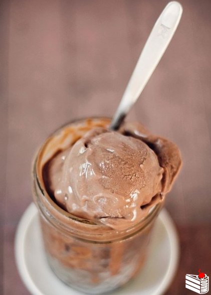 Шоколадное мороженое с корицей.