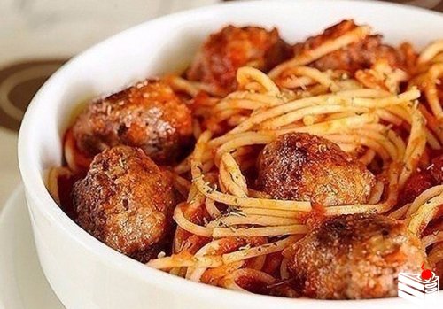 Спагетти с мясными шариками в томатном соусе.