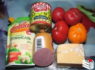 Сборный салат с помидорками и ветчиной.