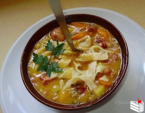 Фасолевый суп с домашней лапшой.