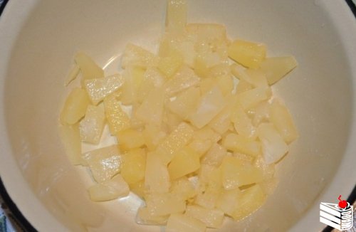 Салат с ананасами, сыром и чесноком от Наташи Чагай