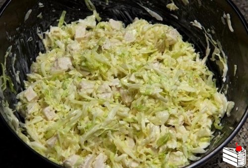 Салат из свежей капусты с курицей.