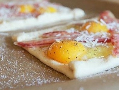 Интересная идея для завтрака - яичница на слоеном тесте.