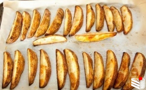Запеченные картофельные дольки.
