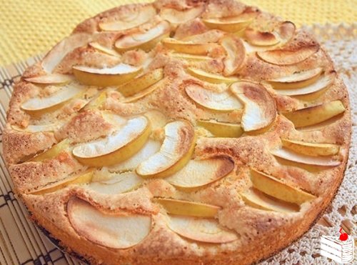 Бисквитный пирог с яблоками.