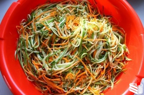 Салат на зиму "Огурцы по-корейски с морковью".