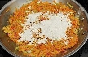Тефтели с рисом и сливочной подливкой в духовке