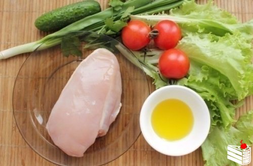 Салат из курицы и свежих овощей.