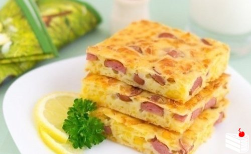 Пирог с сыром и сосисками на завтрак.