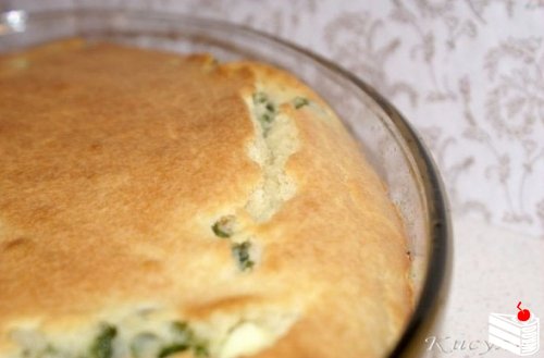 Быстрый (заливной) пирог с зелёным луком и яйцом