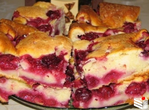 Быстрый пирог с замороженными ягодами