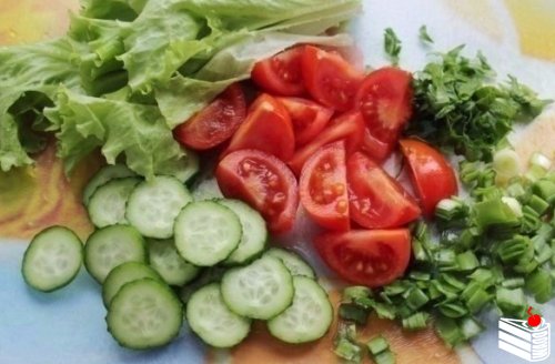 Салат из курицы и свежих овощей - отличный и быстрый ужин