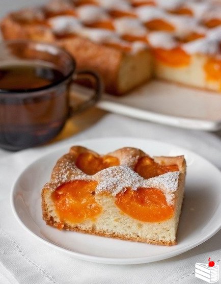 Бисквитный абрикосовый пирог.