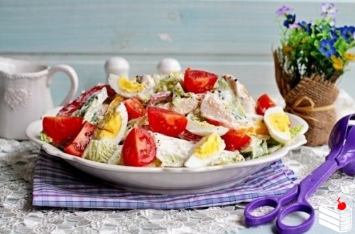 Салат с куриной грудкой, овощами и йогуртом.