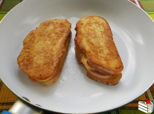 Рецепт горячих бутербродов с колбасой и сыром.