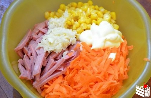 Салат с копченой колбасой и морковью.