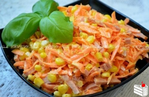 Салат с копченой колбасой и морковью.