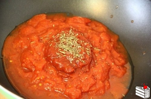 Куриная грудка с помидорами на сковороде.