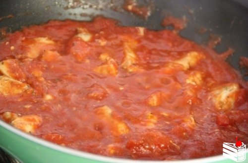 Куриная грудка с помидорами на сковороде.