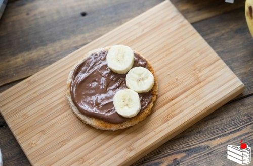 Идея завтрака: торт с шоколадом и бананами.