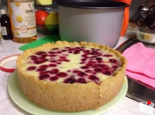 Пирог с ягодами со сметанной заливкой в мультиварке
