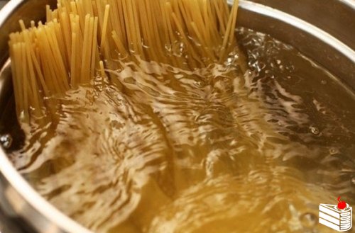 Спагетти болоньезе.