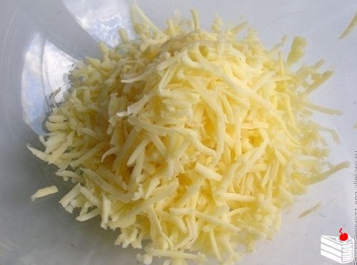 Запеканка из тертого картофеля с сыром и чесноком.