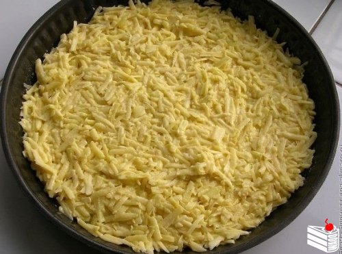 Запеканка из тертого картофеля с сыром и чесноком.