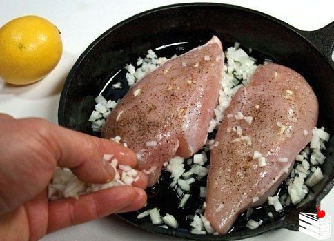 Куриные грудки, запеченные в сливках под сыром.