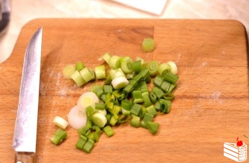 Картофельные оладьи с зеленым луком.