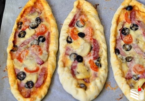 Пицца с салями, грибами и помидорами.