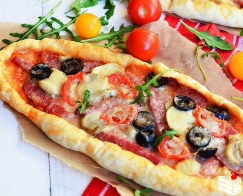 Пицца с салями, грибами и помидорами.